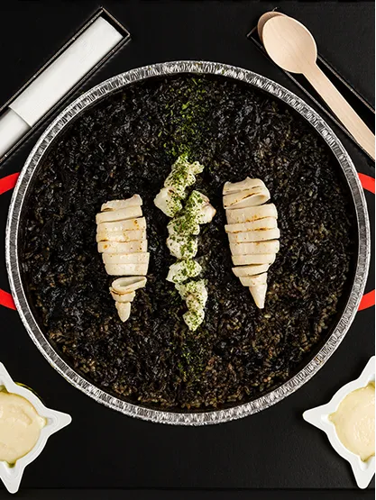 Arroz negro con rape y calamar
